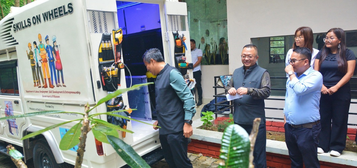LESDE MINISTER PU LALNGHINGLOVA HMAR IN SKILLS ON WHEELS KHUHHAWNNA A NEI